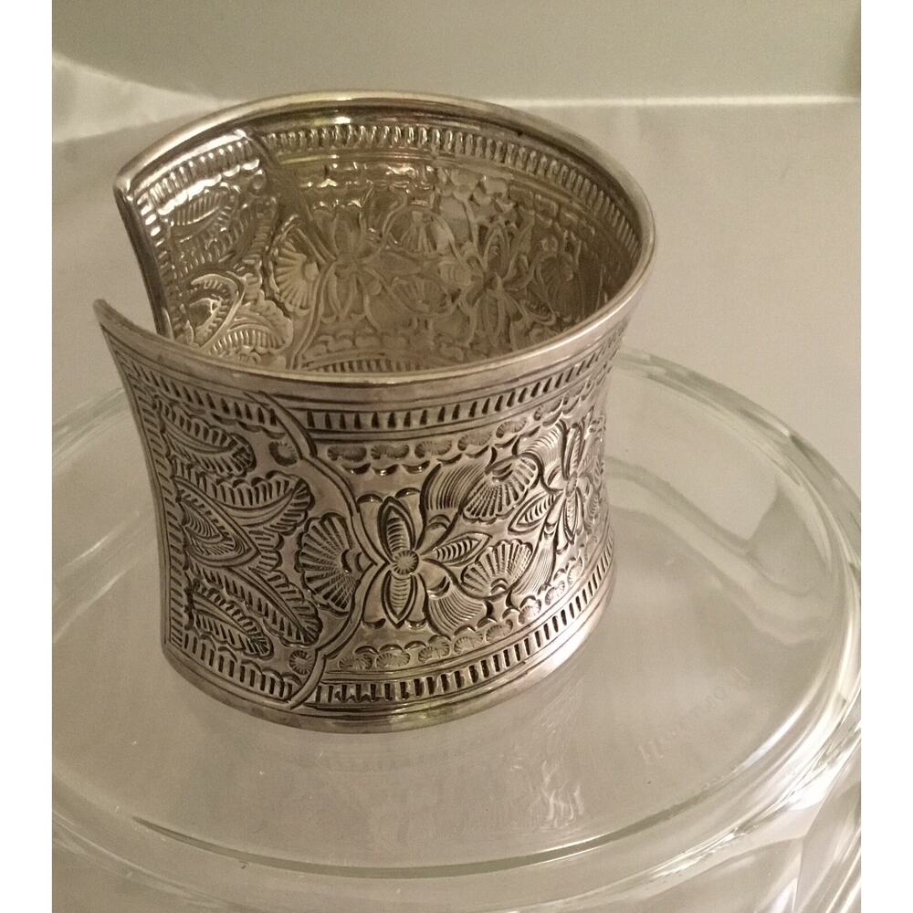 Novica Sterling Silver Engraved Floral Design Wide CUFF/BRACELET - Thailand 64g - Picture 4 of 7